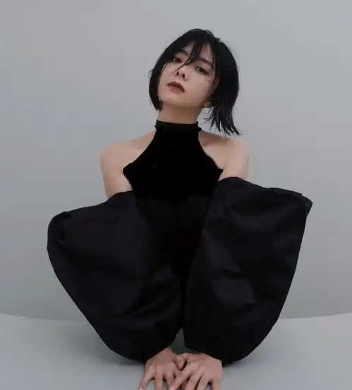 谭松韵封面大片,甜美清新穿搭与花朵元素结合,元气十足春日少女