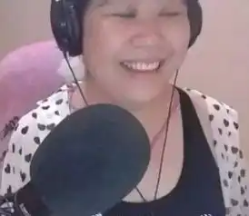 美少女主播直播时不小心露脸,真人竟然像大妈