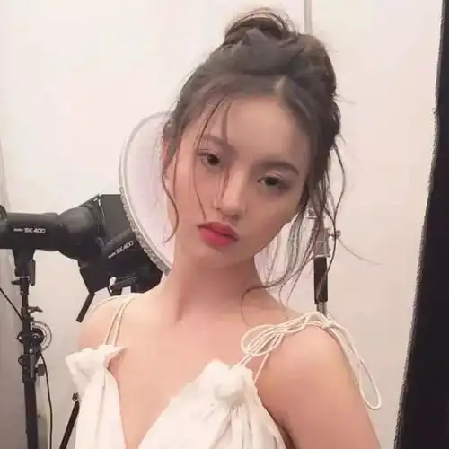 头像跌倒了站起来换个好看的姿势再倒下去