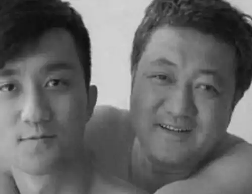 一转眼34年,那个每年都抱着儿子光膀子拍照的父亲,现在生活如何