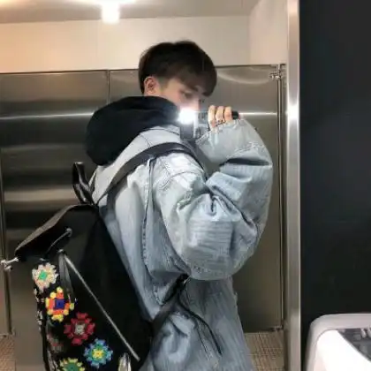 脸上没服灿烂的微笑,男生头像帅气冷酷霸气