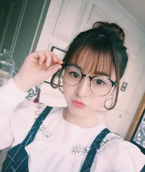 戴眼镜拍照显呆板2个技巧做准备,多个美姿教你拍人像大片