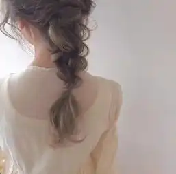 短发女生头像背影远景