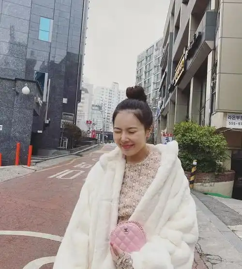 金泫雅扎丸子头晒素颜美照,露灿烂甜笑,手上包包暴露少女心