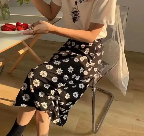 杨超越紫色少女薄纱,杨幂成熟蓝白喇叭袖,碎花是今夏大势