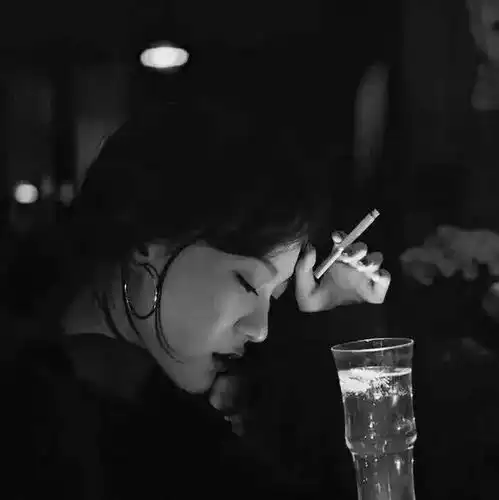快手社会女头像超清抽烟
