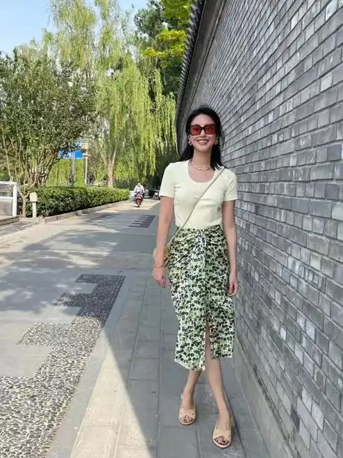 说杨采钰是法式穿搭女神当之无愧,穿挂脖连衣裙,美得真高级