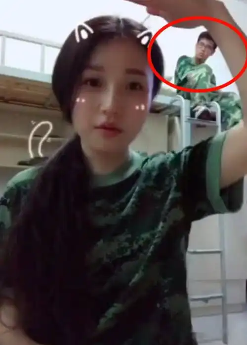 抖音小姐姐宿舍拍视频,身后舍友抢镜,网友传说中的混搭宿舍