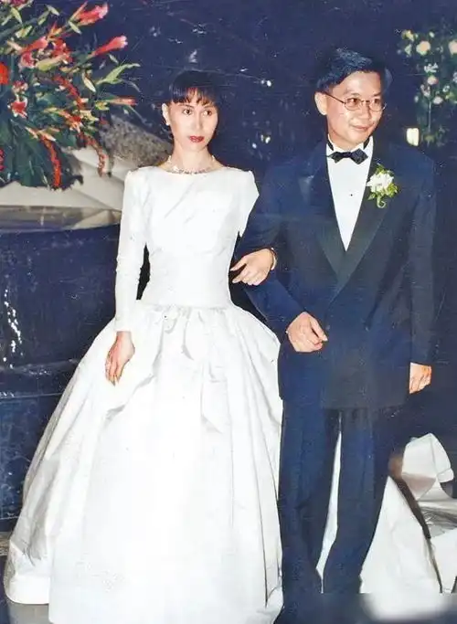 56岁何超凤素颜出镜,无袖碎花裙低扎马尾辫,同框女明星显贵气