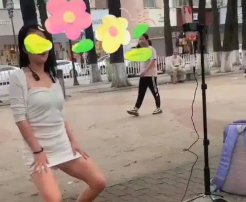 东莞一网红街,女子狂放直播,引发路人围观