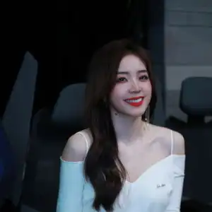 今天是三倍计票日知名电竞美女主持余霜为勇士球员全明星拉票