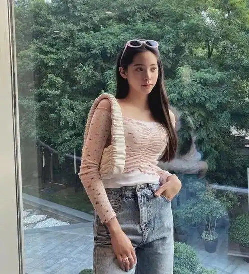 才20岁的欧阳娜娜身材太好了紧身衣搭牛仔裤,俏皮可爱