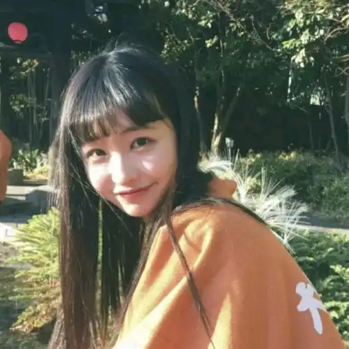 两性交往,女生暗示你主动追求她,才会有三个小动作
