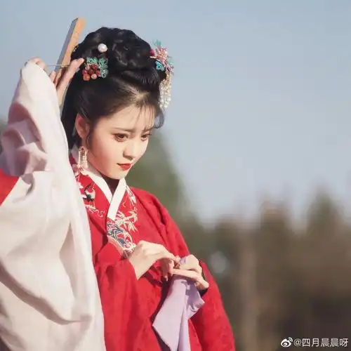 00后女孩穿汉服还原四大名著美人,人民网点名称赞