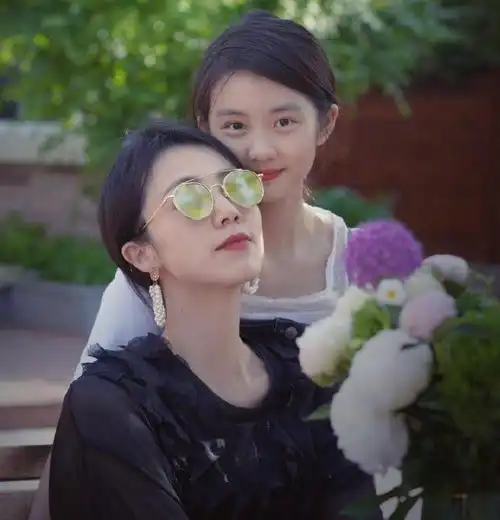 黄磊为爱妻拍美照,孙莉生三娃身材不走样,背影和女儿多多分不清
