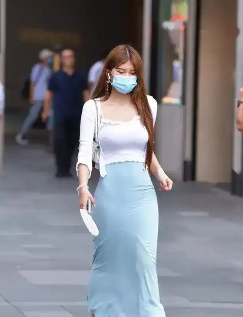 时尚街拍气质超群的美女,魅力真难挡,走在路上引人注目