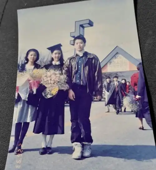 53岁童颜女神比基尼私照流出,20岁女儿果断取关活得太年轻也是错