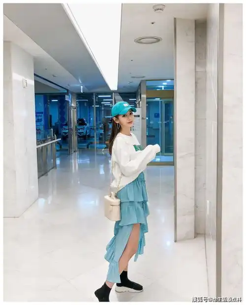 美女白色t恤搭配蓝色不规则百褶裙青春靓丽美,让你拥有整个夏天
