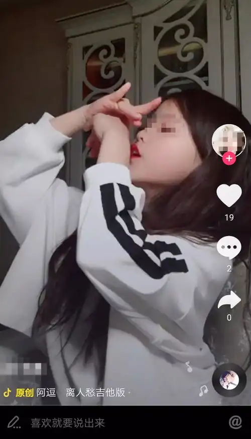 9岁女孩浓妆艳抹扭来扭去,10岁女孩加30多个群做生意,家里有孩子的要注意了...