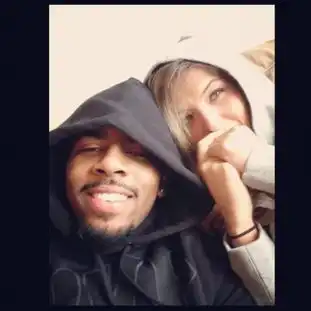 厄文新女友酷爱自拍晒亲密照秀火辣身材