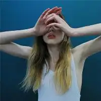 欧美头像女背着包qq皮肤