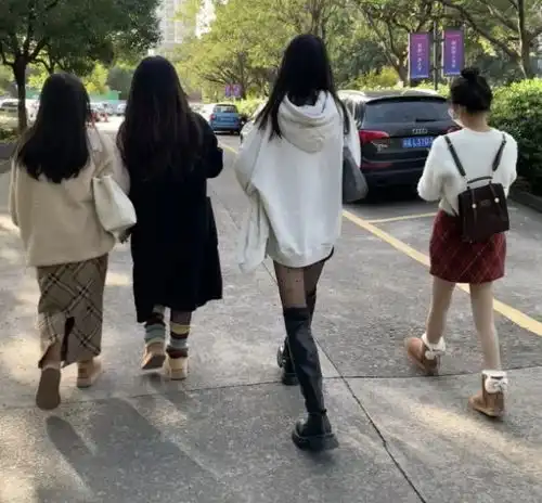 一张女大学生背影对比图,看清穷养和富养的差距,引来近千人点赞