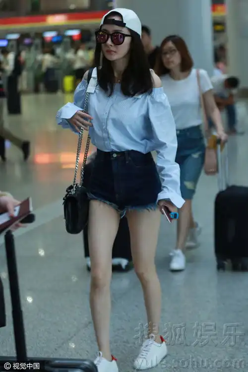 长腿少女的日常杨幂反戴帽子露肩秀腿逆生长