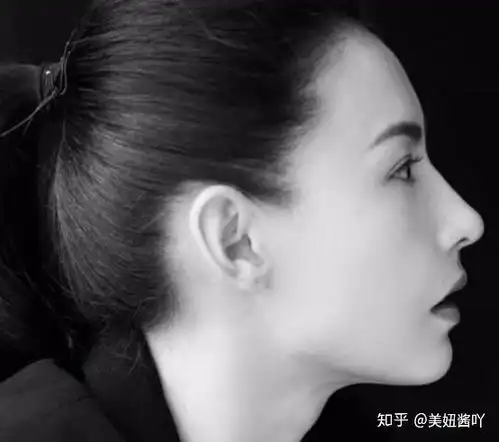 仰头侧脸摸鼻子女头像