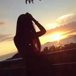 夕阳下的背影女生头像田
