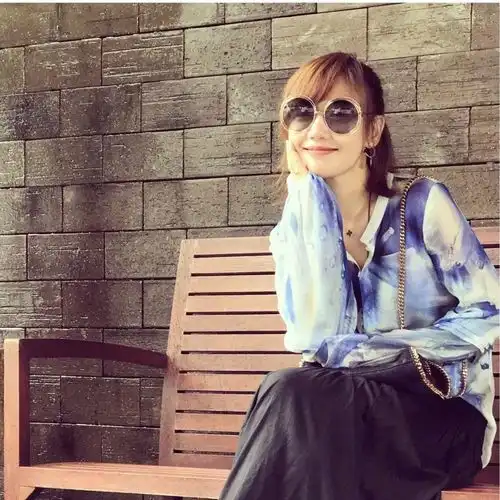 薛佳凝外出游玩打扮清新似少女与闺蜜比love手势
