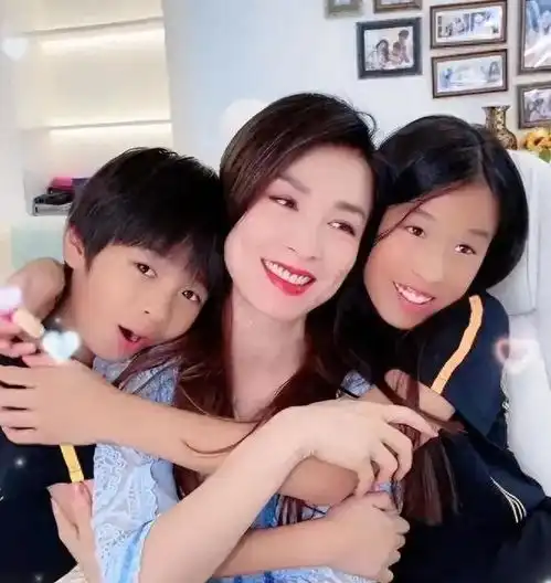 张庭15岁女儿走秀,台风稳健气场强大,小麦肤色很高级下巴像妈妈