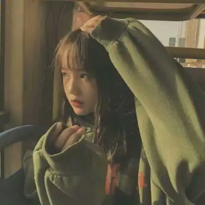 女头部位头像短发烫染