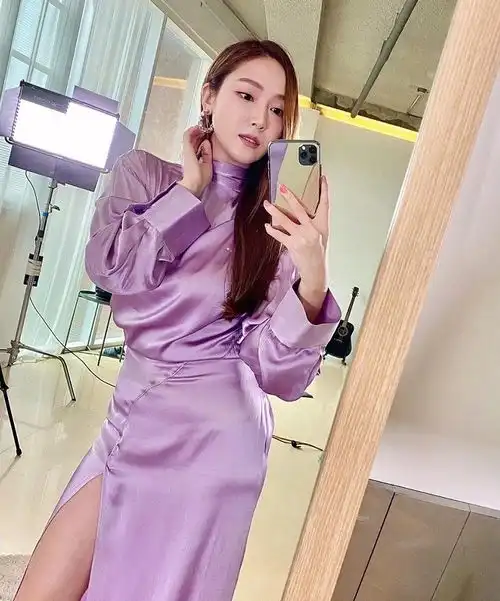 夏季流行的紫色穿搭,这样穿温柔清新又显肤白,秒变时髦小仙女