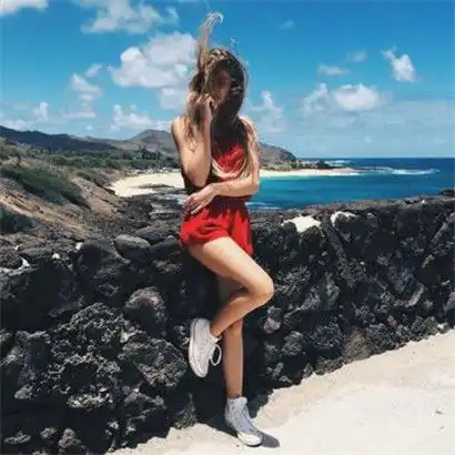 个性女生头像,有几张在海边的还有一张抱猫的