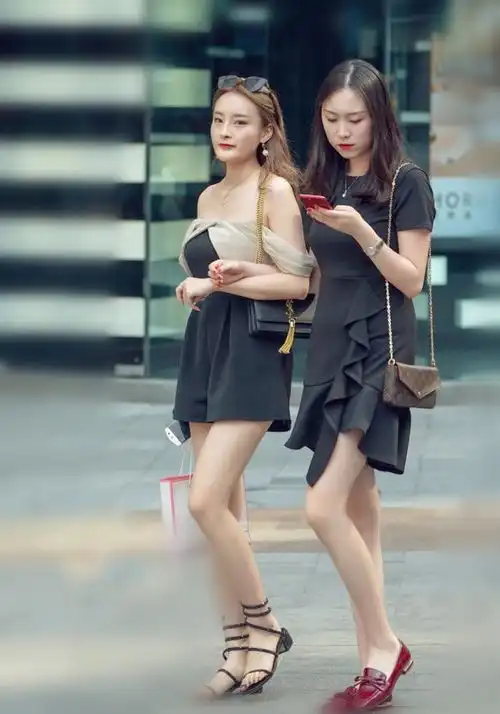 街拍小姐姐真的好有富贵气质,用现在的话来说就是土豪
