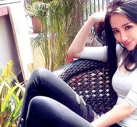 街拍美女紧身裤展现时尚美女的魅力气质