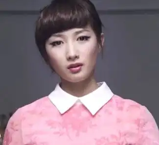 日本空手道美女引关注以头碎瓦