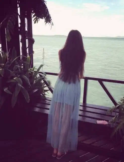 头像海边背影女梦幻