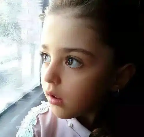 8岁女娃被封全球最美女童,美到爸爸辞职当贴身保镖视频