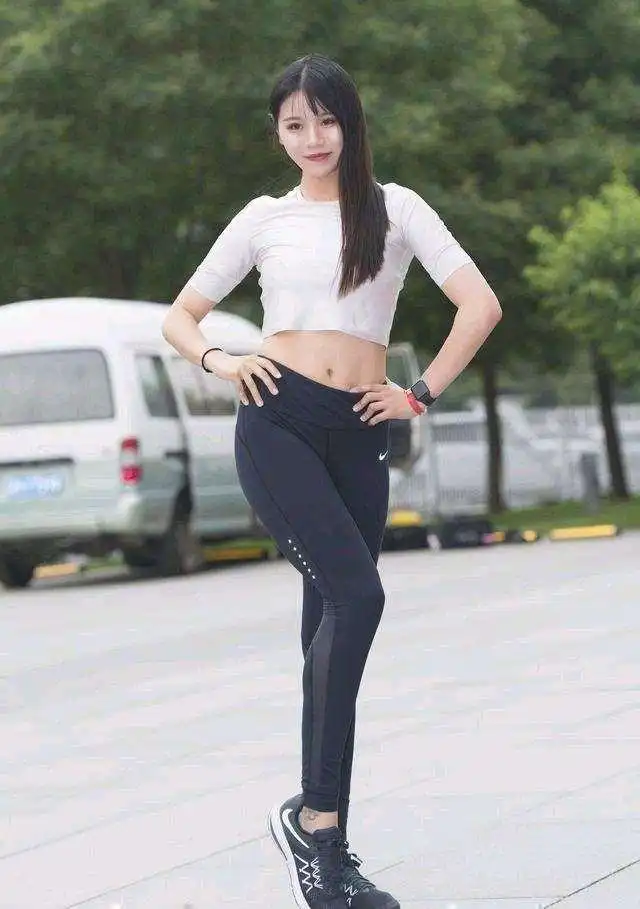 打底裤承载时尚美女的气质,成熟稳重精致,优雅简约