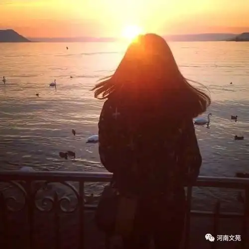 夕阳下的背影女生头像可爱