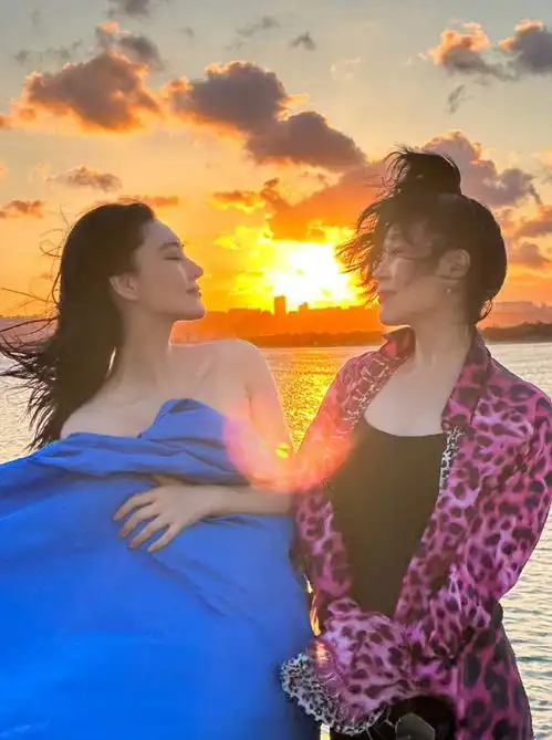 张馨予携妈妈土耳其度假,母女一同看落日,侧颜一模一样如姐妹花