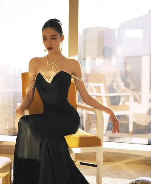 钟楚曦化身港风女郎,身穿一袭黑色抹胸鱼尾裙,实力演绎复古名伶