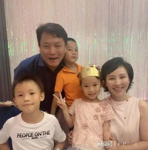 19岁与导演裸婚,住地下室吃白水挂面,如今丈夫将她彻底捧红