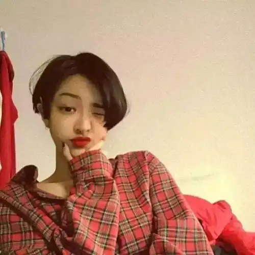 锁骨头像女短发