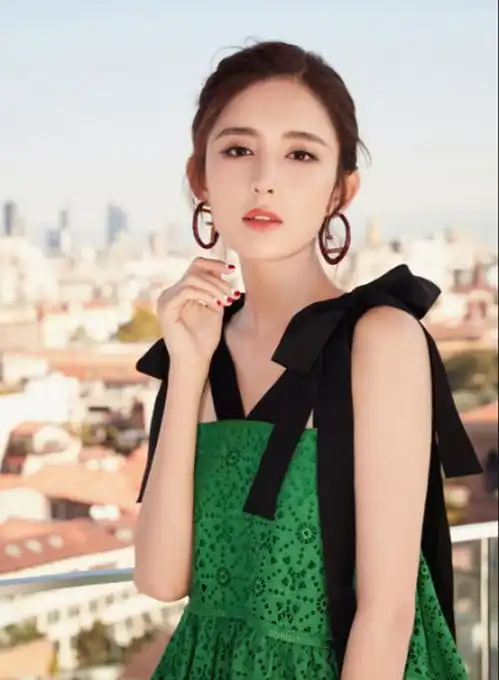 吴昕晒身着露肩裙美照网友直呼第一眼看成了古力娜扎