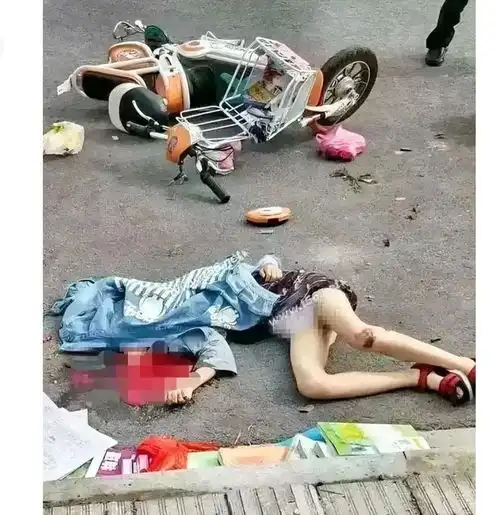 一个年轻女孩骑电动车发生车祸,当场死亡了,让人看着太难受了