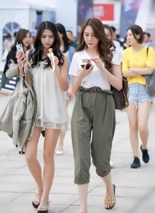 美女穿搭,小姐姐搭配简单的白色短袖,清爽大方