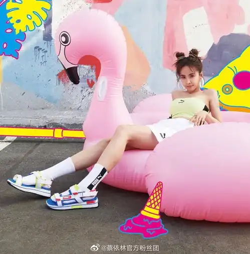 组图蔡依林最新写真梳哪吒头穿露肩紧身衣坐泳圈上曲线佳