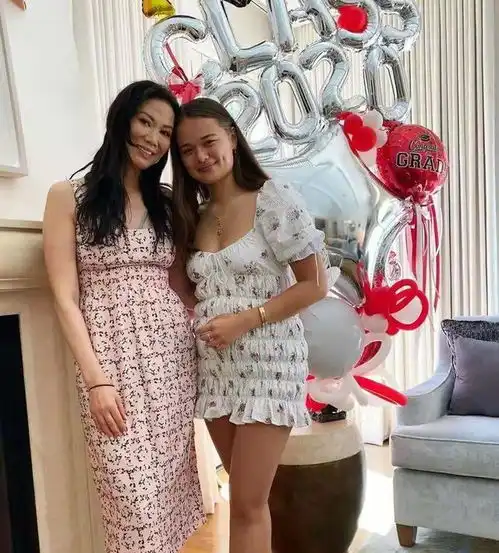 邓文迪拍时尚大片穿黑衣白裙太时髦,高颧骨凸出欧美挑眉太张扬